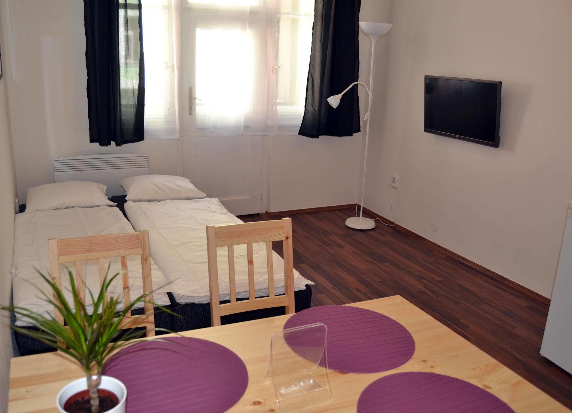 Jezerka Apartments Praga Esterno foto