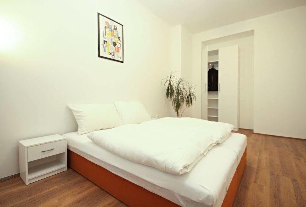 Jezerka Apartments Praga Esterno foto